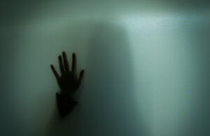 Ieșeanca ce și-a torturat copila de 2 ani până a murit riscă închisoare pe viață. O băga în mașina de spălat și congelator