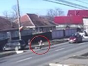 Momentul în care fetița de 7 ani, din Vaslui, este spulberată de o dubă, pe marginea drumului