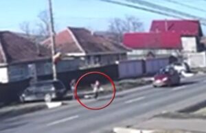 Momentul în care fetița de 7 ani, din Vaslui, este spulberată de o dubă, pe marginea drumului