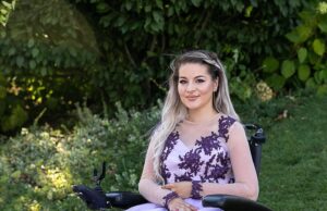 ANDREEA LICHI ARE NEVOIE DE AJUTORUL NOSTRU! IMOBILIZATĂ ÎNTR-UN SCAUN CU ROTILE, TÂNĂRA NU ŞI-A PIERDUT SPERANŢA: „VIAȚA NU SE OPREȘTE”