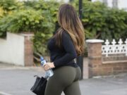 Bruneta care i-a pus pe jar pe bărbați! A ieșit de la sală, dar privirea s-a ațintit spre formele divei. Ce detalii i-au zăpăcit pe masculi! Colantii prea mulati au aratat tot in zona intima. Cum arata cand se intoarce–>