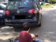 Rar s-a mai pomenit așa ceva. Undeva în Cluj, un băiat a intrat cu trotineta într-o mașină și a zgâriat-o! Următorul gest al copilului l-a lăsat pe proprietar fără cuvinte! La așa ceva nu se aștepta nici de la un adult –»