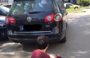 Rar s-a mai pomenit așa ceva. Undeva în Cluj, un băiat a intrat cu trotineta într-o mașină și a zgâriat-o! Următorul gest al copilului l-a lăsat pe proprietar fără cuvinte! La așa ceva nu se aștepta nici de la un adult –»