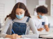 Elevii bolnavi, care stau acasă, nu pot participa la cursurile online, decât dacă au Covid-19. Anunțul făcut de autorități