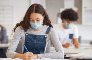 Elevii bolnavi, care stau acasă, nu pot participa la cursurile online, decât dacă au Covid-19. Anunțul făcut de autorități