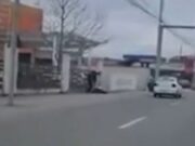 Momentul în care un taximetrist îl snopește în bătaie pe un adolescent de 17 ani