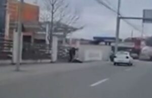 Momentul în care un taximetrist îl snopește în bătaie pe un adolescent de 17 ani