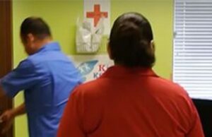 Incepuse sa intarzie la munca, iar pana la urma seful a luat-o la rost si i-a spus sa nu se mai repete. a doua zi a chemat-o afara ca sa vorbeasca ceva cu ea. Femeia a crezut ca va fi concediata si a inceput sa planga: „Va rog, am copii, nu ma dati afara!”. Ce i-a spus directorul… –- >>