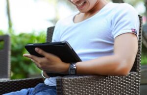 Un bărbat din Satu Mare s-a dat drept femeie pe internet şi a chemat un individ în casa lui. Întâi i-a cerut bani, apoi l-a bătut şi l-a lăsat fără portofel