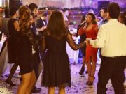 Un bărbat de 35 de ani a găsit pe Facebook o filmare de la o nuntă și nu i-a venit să creadă ce vede. Mireasa era chiar soția lui, iar mirele – un vecin dintr-un sat vecin. Imediat, l-a contactat pe cel de-al doilea soț și, împreună, au mers la poliție.Ce au aflat acolo e și mai bulversant! Cine era, de fapt, soția lor