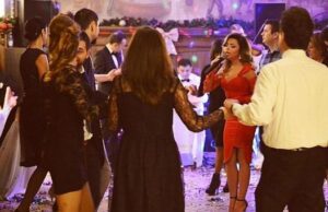 Un bărbat de 35 de ani a găsit pe Facebook o filmare de la o nuntă și nu i-a venit să creadă ce vede. Mireasa era chiar soția lui, iar mirele – un vecin dintr-un sat vecin. Imediat, l-a contactat pe cel de-al doilea soț și, împreună, au mers la poliție.Ce au aflat acolo e și mai bulversant! Cine era, de fapt, soția lor