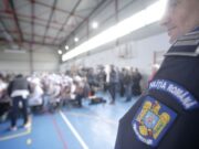 Bătaie într-o școală din Baia Mare, de față cu toți colegii, între o fată și un băiat de clasa a 5-a, până au distrus o ușă