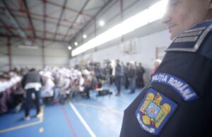 Bătaie într-o școală din Baia Mare, de față cu toți colegii, între o fată și un băiat de clasa a 5-a, până au distrus o ușă