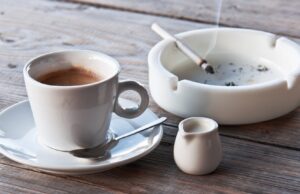 Fumezi si bei cafea dimineata pe stomacul gol? Iata cum te afecteaza acest obicei