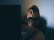 O elevă a fost îmbătată, drogată și apoi abuzată de profesorul de desen la Clubul Copiilor!