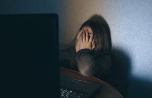 O elevă a fost îmbătată, drogată și apoi abuzată de profesorul de desen la Clubul Copiilor!