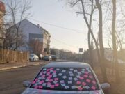 Și-a parcat mașina pe trotuar și a găsit-o plină de stikere ”motivaționale” (FOTO)