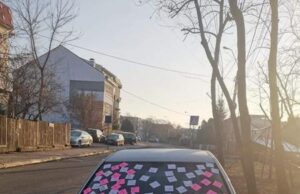Și-a parcat mașina pe trotuar și a găsit-o plină de stikere ”motivaționale” (FOTO)