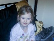 Crima care a cutremurat o tara intreaga! Si-a ucis fiica de 8 ani, după ce a pozat-o. I-a infipt un cutit direct in inima…. Motivul incredibil pentru care si-a ucis propria fetita! ––>>