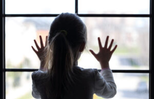 Fetiță de 13 ani, violată de părinți, în Timișoara. Tatăl ei spune că a folosit și un câine pentru a o abuza. Ce a urmat a revoltat întreaga comunitate –