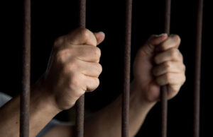 Un român riscă 280 ani de închisoare după ce a abuzat 24 de fetițe, prietene ale copiilor săi