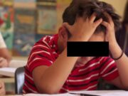 O mamă a aflat de pe ”grupul de părinți” că fiul ei a fost bătut la școală de un profesor