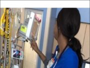 Asistenta credea că familia fetiței nu vedea ce făcea ea zilnic, dar când mama s-a uitat mai atent, s-a prăbușit ceva în ea! Nu a mai putut păstra tăcerea. Ce făcea asistenta tuturor copiilor, în fiecare zi..–>>