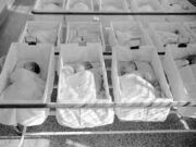 A intrat în orfelinat dar nu auzea nici musca! A mers în creșă cu 100 de pătuțuri pline, dar aici nu plângeau copiii. Când a întrebat un angajat de ce, răspunsul l-a îngrozit. E halucinant ce se întâmplase acolo