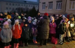 Cozi uriaşe de oameni la frontiera din Ucraina şi Rusia | Evacuare masivă din Lugansk şi Donetsk