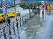 Un adolescent din Bacău a fost lovit de o mașină a poliției în timp ce traversa în fugă trecerea de pietoni – –