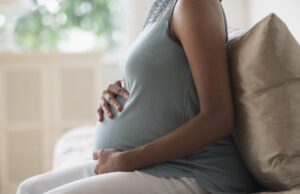 O femeie însărcinată și-a bătut un cui în cap pentru a fi sigură că va naște băiat!