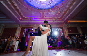 Un cuplu a divorţat imediat după dansul mirilor. Scandalul a pornit de la melodia aleasă!