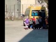Cum arată investițiile în învățământ: un grup de elevi imping microbuzul școlii pentru a porni!