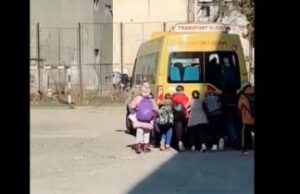 Cum arată investițiile în învățământ: un grup de elevi imping microbuzul școlii pentru a porni!