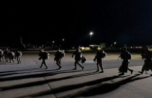 Presa din Ucraina: ”Mercenarii ruși au deschis focul cu arme grele!”. Imaginile atacului de artilerie