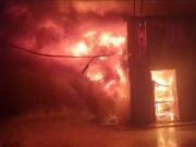 Incendiu puternic la o fabrică de mezeluri din Mizil. Arde o suprafață de 7.000 mp. Doi pompieri sunt răniți