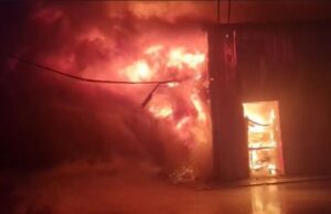 Incendiu puternic la o fabrică de mezeluri din Mizil. Arde o suprafață de 7.000 mp. Doi pompieri sunt răniți