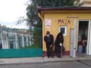 Doi bătrâni, umiliți de cadrele medicale! Femeia a trebuit să-și aștepte soțul, în frig, la poarta spitalului