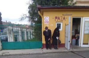 Doi bătrâni, umiliți de cadrele medicale! Femeia a trebuit să-și aștepte soțul, în frig, la poarta spitalului