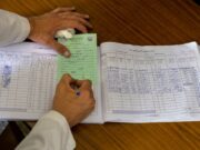 Un presupus medic de familie a dat rețete, a semnat trimiteri la controale de specialitate, a consultat mai multe persoane, inclusiv copii