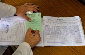 Un presupus medic de familie a dat rețete, a semnat trimiteri la controale de specialitate, a consultat mai multe persoane, inclusiv copii