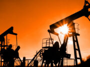 Prețul petrolului reacționează după valul de sancțiuni americane și europene anunțate contra Rusiei și scade de la maximul de marți