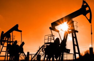 Prețul petrolului reacționează după valul de sancțiuni americane și europene anunțate contra Rusiei și scade de la maximul de marți