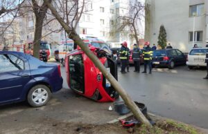 Un șofer de 73 de ani din Slatina a scăpat nevătămat după ce s-a răsturnat cu mașina pe o stradă din oraș.