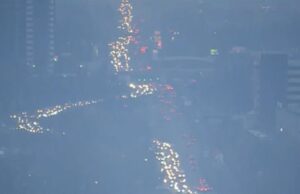 Coloane uriașe de mașini încearcă să părăsească Kiev-ul, după ce Ucraina a fost atacată de Rusia