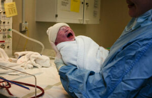 Un băiețel a venit pe lume pe data de 22.02.2022 la ora 2:22, într-un salon în care erau 22 de grade