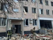 Urmările atacurilor din Ucraina, în imagini. Pompierii caută trupurile neînsuflețite prinse sub dărâmături