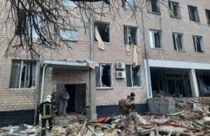 Urmările atacurilor din Ucraina, în imagini. Pompierii caută trupurile neînsuflețite prinse sub dărâmături