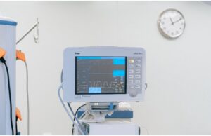 Copilul de doi ani bătut crunt de mamă și concubin este în moarte cerebrală. Autoritățile încearcă acum să obțină tutela micuțului