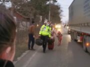 Bravo! Și polițiștii s-au alăturat populației care îi întâmpină pe cei care fug din calea războiului!